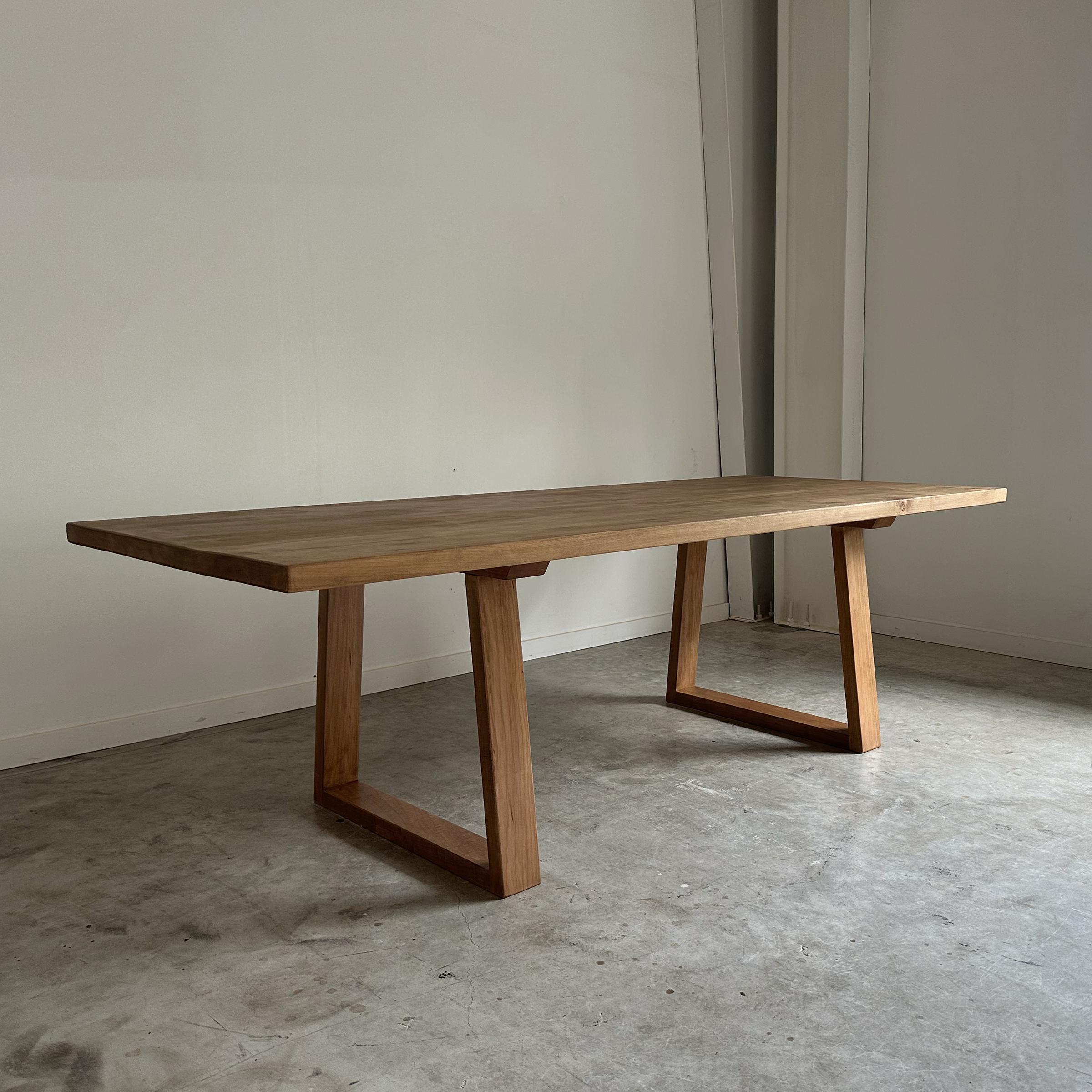 Ara Table