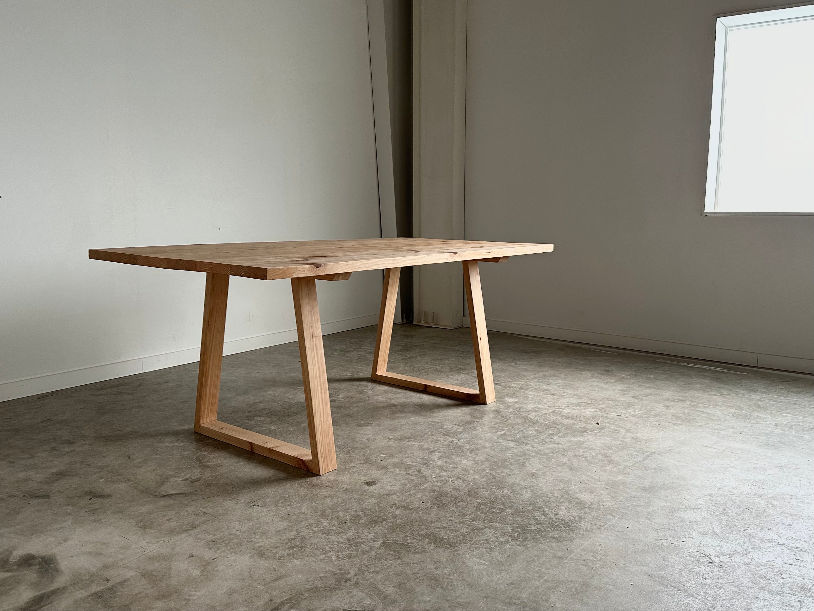 Ara Table